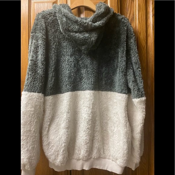 Soft, Furry and Oh-So-Comfy Pullover with Hood, M - Picture 7 of 8